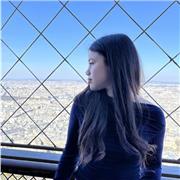 Soy estudiante de universidad y estoy buscando trabajo. Soy paciente y me encanta ayudar. También me gustan los niños.